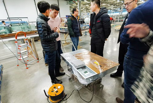圍圍壁思，智聯節能”---技術演示與案例揭秘上午九時開始，交流會在森鷹產品實驗與運營服務中心舉行。森鷹研發人員先向康平空調團隊進行了“高屋面節能機組及其與被動圍護結構的匹配優化”的主題演示。演示中，森鷹通過實際的數據測量、實測圍護結施工條件下的定制化送風模擬、機組呼吸性調控實際場景再現等數據立體呈現，闡釋了新系統對現行智聯空氣控制設備恒溫恒響目標的協同優勢。例如在現場，他們展示了位于被動窗附近實時空氣湖流態問題的分析與流調節方法微應用效果。又詳細對比介紹研究了余濕熱回收再補蒸汽極細化狀態窗口效應下能源利用
